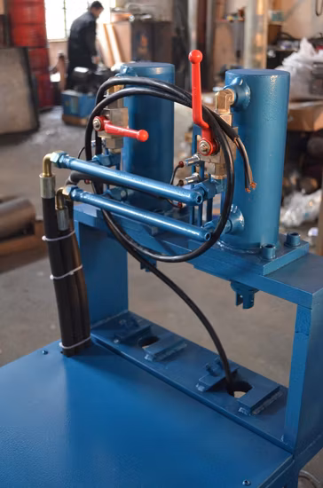 Полностью автоматический гидравлический штамповочный станок. Штамповочный станок для квадратных труб из нержавеющей стали. Гидравлический пресс.